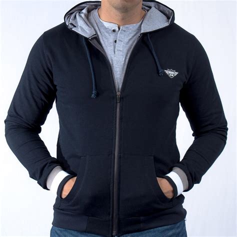 Chamarras y sudaderas de moda para hombre .